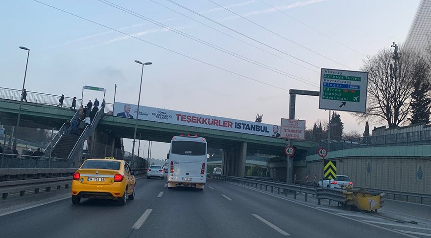 Erdogan's party objects to election results and hangs banners on the streets of Istanbul 636898701140939560-_106277729_036089093-1