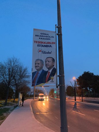 Erdogan's party objects to election results and hangs banners on the streets of Istanbul 636898701787867413-pankartson1