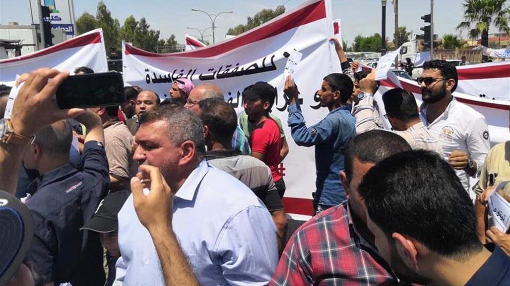 الجبوري يصل مبنى مجلس محافظة نينوى وسط تظاهرات غاضبة