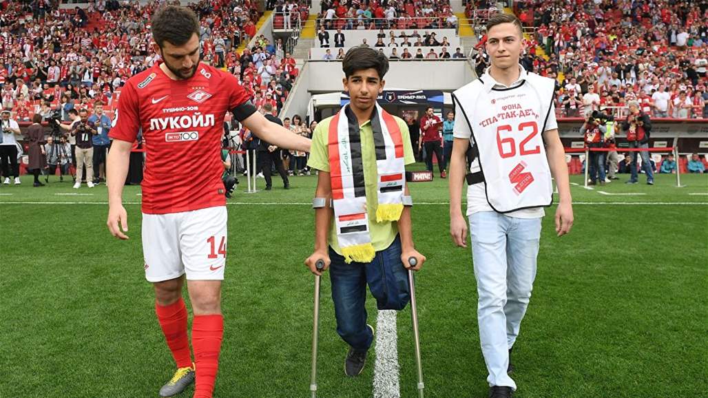 روسيا تحتفي بفتى عراقي يواجه مصاعب الحياة بساق واحدة