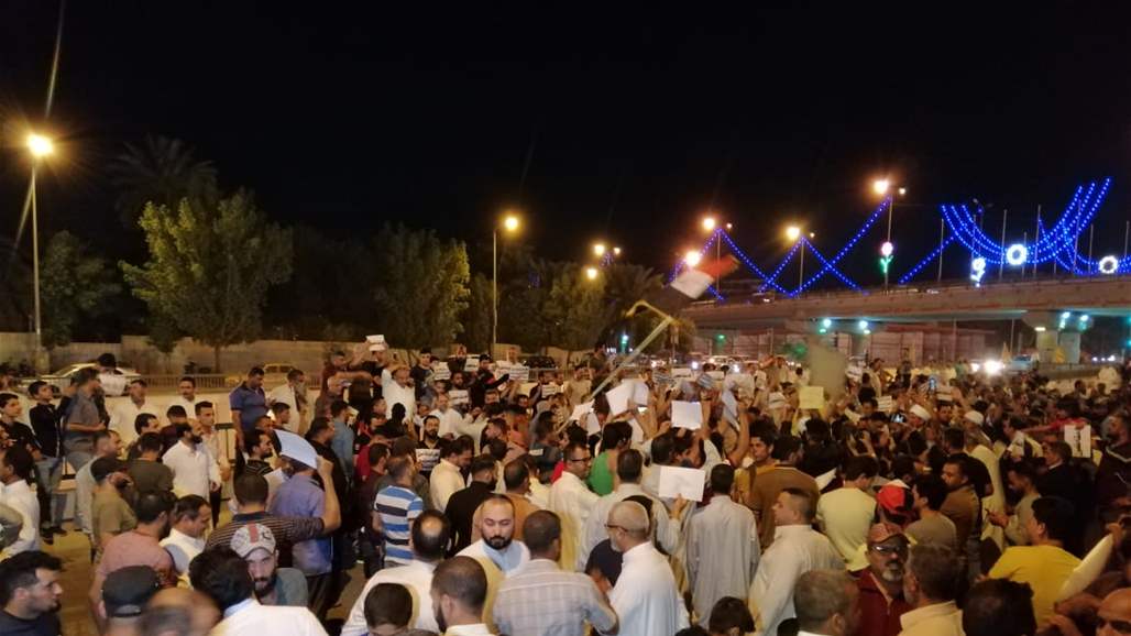 المئات من اتباع التيار الصدري يتظاهرون امام شركة في كربلاء ويغلقون ابوابها