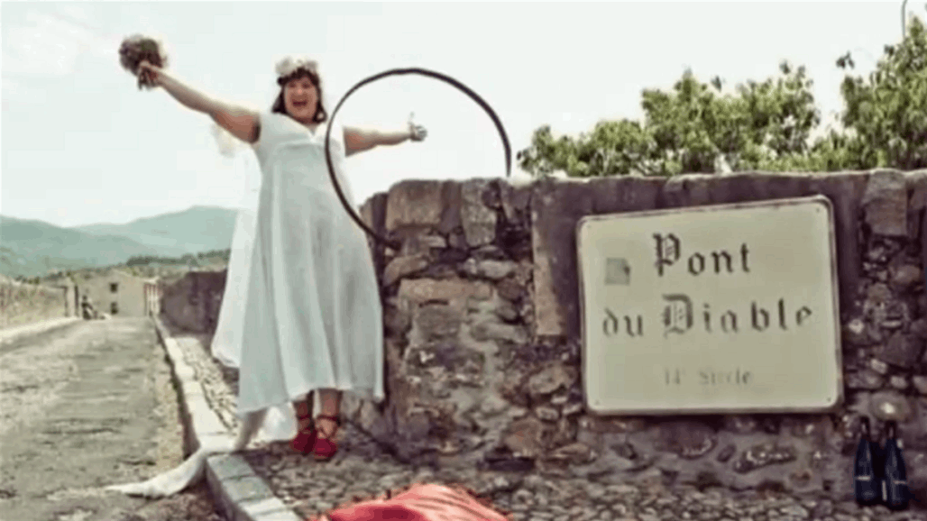 شابة تتزوج من "جسر الشيطان"