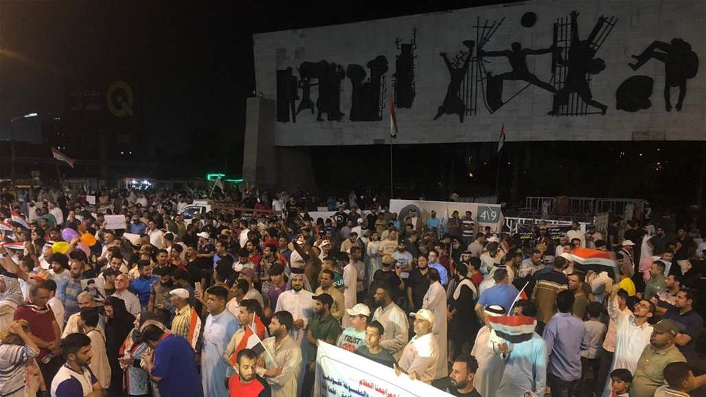 المئات يتوافدون الى ساحة التحرير للمشاركة في التظاهرة التي دعا اليها الصدر