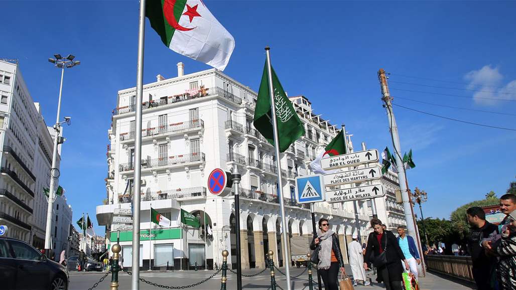 إحالة 11 عضواً بالحكومة الجزائرية السابقة إلى المحكمة العليا