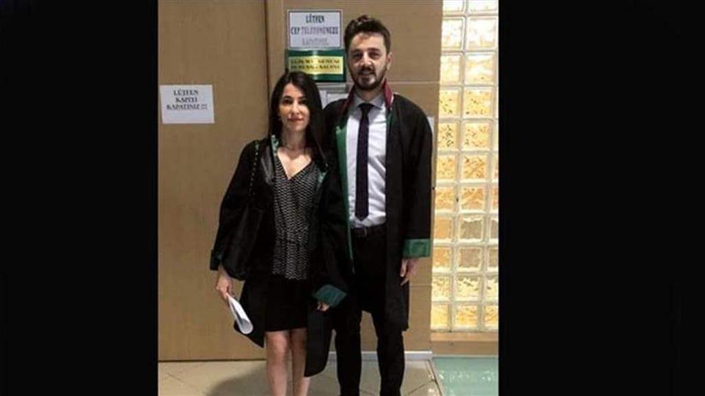 تنورة قصيرة ترتفع 15 سم فوق الركبة تطيح بقاضٍ!