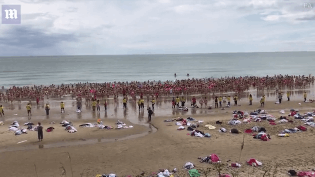 نساء سبحن عاريات وجمعن 700 ألف يورو... والسبب؟