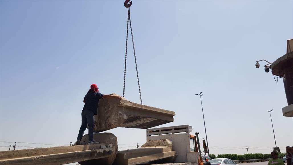 رفع الكتل الكونكريتية من محيط الطريق السريع جنوب بغداد