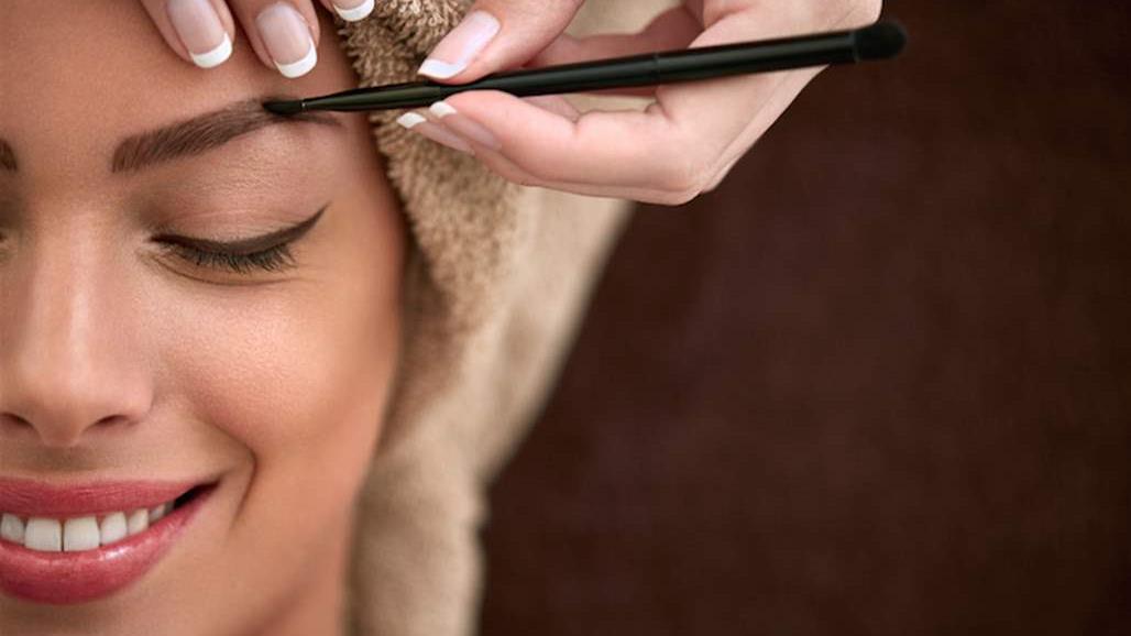 لحواجب كثيفة... اعرفي أسباب تساقط شعر الحاجب وطرق علاجها