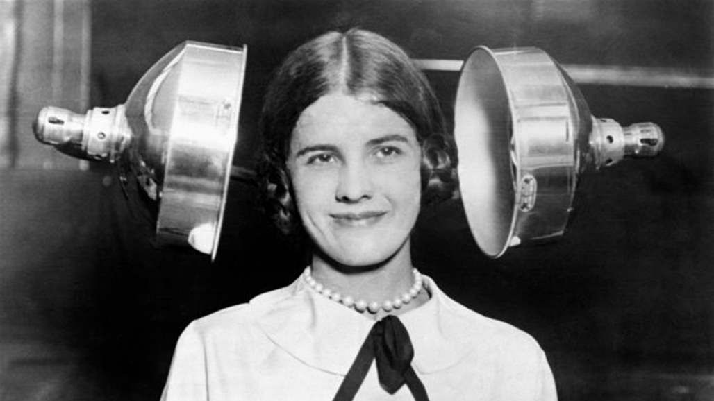 صور... وفاة حسناء روسية بسبب "مجفف الشعر"