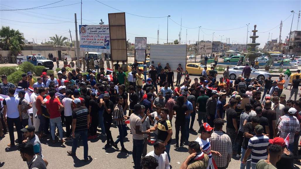 العشرات يتظاهرون امام مبنى الحكومة المحلية في البصرة