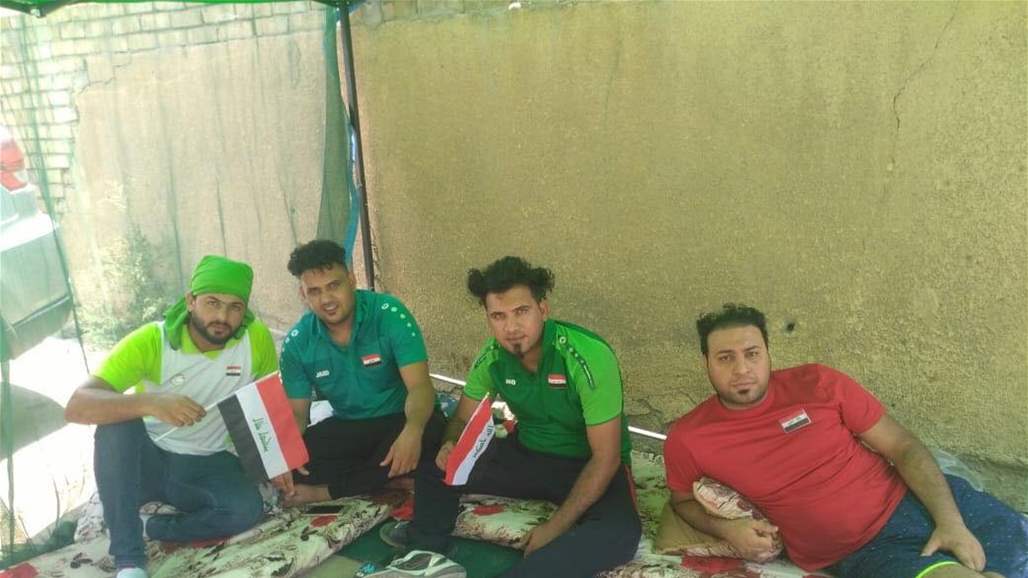 لاعبو منتخب الطائرة معاقين ينصبون خيام الاعتصام امام مقر اللجنة البارالمبية 