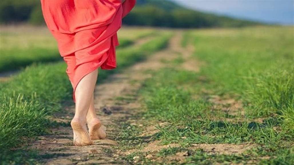 لهذه الأسباب إمشِ حافي القدمين... ولن تصدّق النتيجة!
