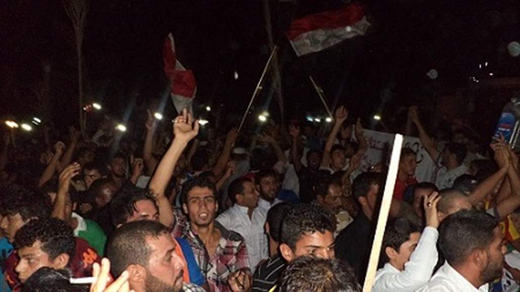 القوات الامنية تفرق متظاهرين في العشار وسط البصرة 
