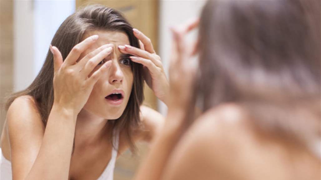 تعانين من البثور؟ اليك هذه الحيلة السهلة لاخفائها
