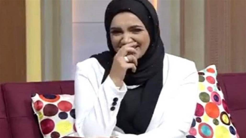 مذيعة تدخل نوبة ضحك على الهواء مباشرة... والسبب؟ (فيديو)