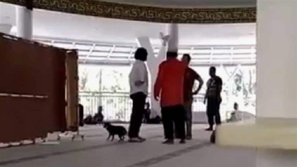 اقتحمت المسجد بكلبها بعدما تزوّج زوجها عليها!