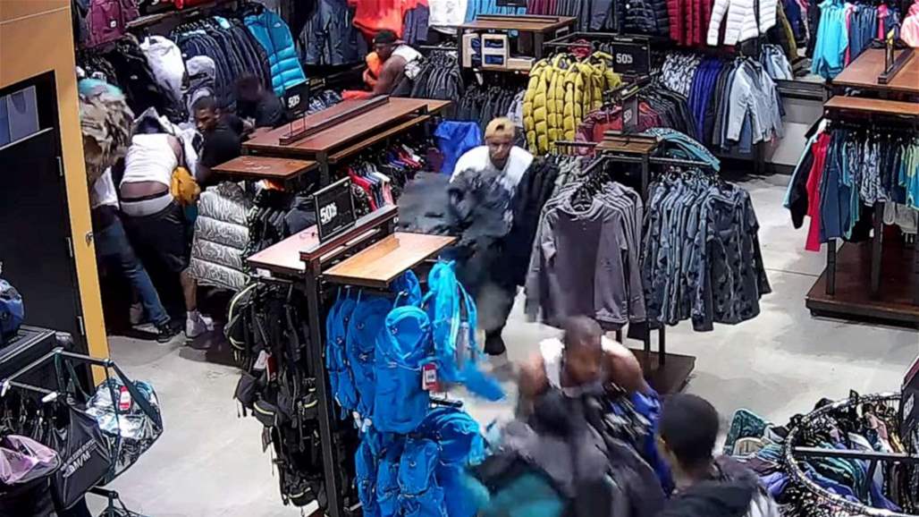 بسرعة البرق... سرقوا ما يقدر بـ30 ألف دولار! (فيديو)