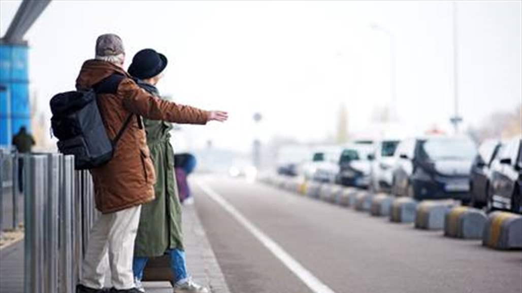 بالصّور: أرملة تجوب العالم مع زوجها الميت!