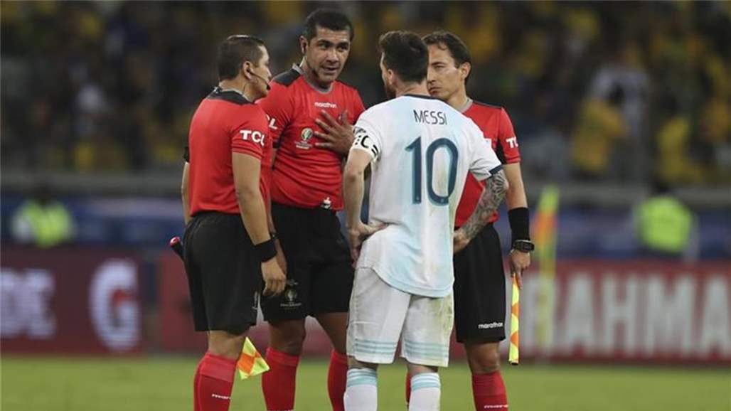 حكم مواجهة البرازيل والأرجنتين يرد على اتهامات ميسي