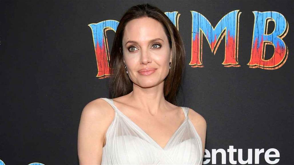 بالصورة: أنجيلينا جولي تطلّ بقميص النوم من شرفتها في باريس