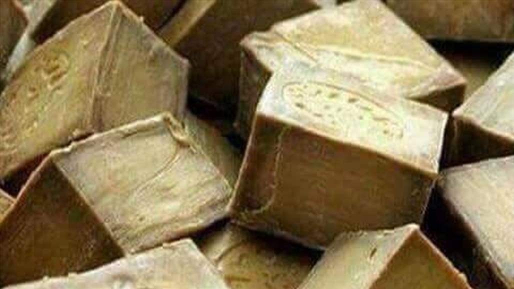 عراقية تتحدى البطالة وتصنع الصابون الطبيعي في منزلها "صور"