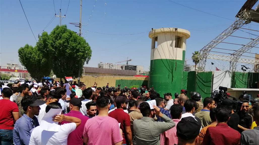 خريجون يتظاهرون في كربلاء لتعيينهم وطرد العمّال الاجانب من مصفى المحافظة
