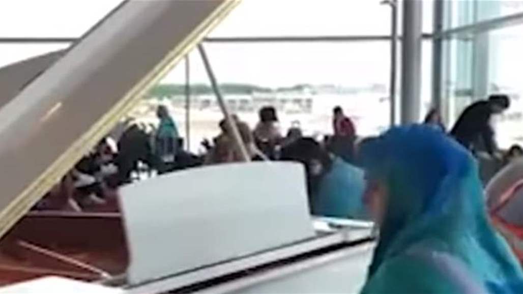بالفيديو: محجبة تسحر المسافرين في مطار بباريس بعزفها على البيانو