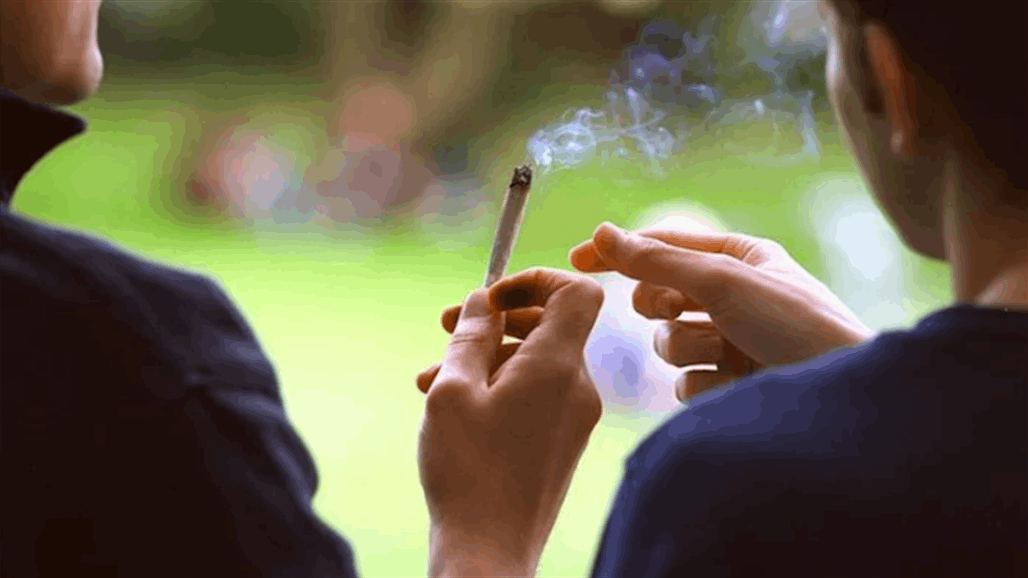 آباء يدخنون "الحشيش" ويشربون الكحول مع أطفالهم... لن تتوقعوا السبب!