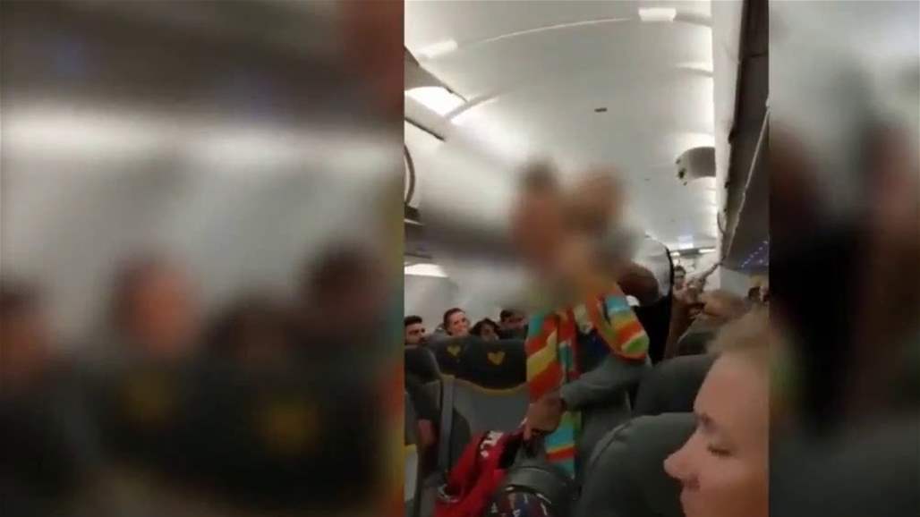 بالفيديو: طرد بريطانيتين من الطائرة لوصفهما مسلمين بـ"الإرهابيين"