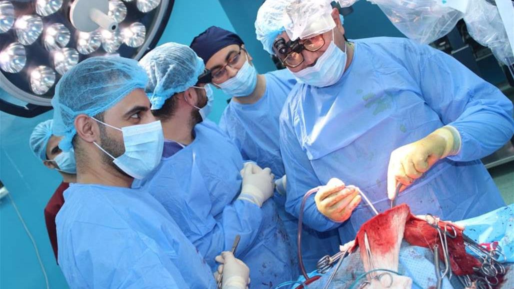  بعد مضي عام يتعالج كمريض نفسي.. فريق طبي يستأصل ورما خبيثا بالدماغ 