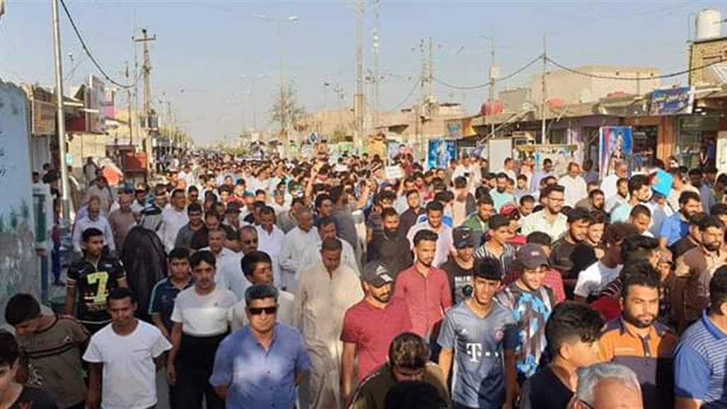 المئات يتظاهرون شمال ذي قار للمطالبة بالخدمات وتوفير فرص عمل