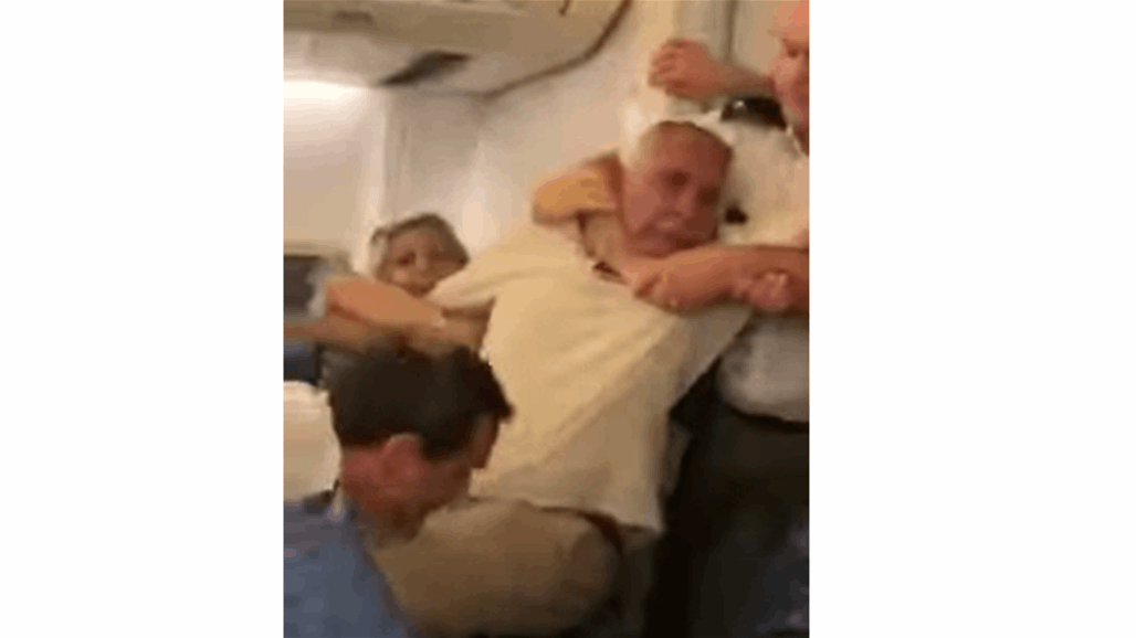 الشرطة الرومانية تضرب راكبا بوحشية على متن طائرة (فيديو)