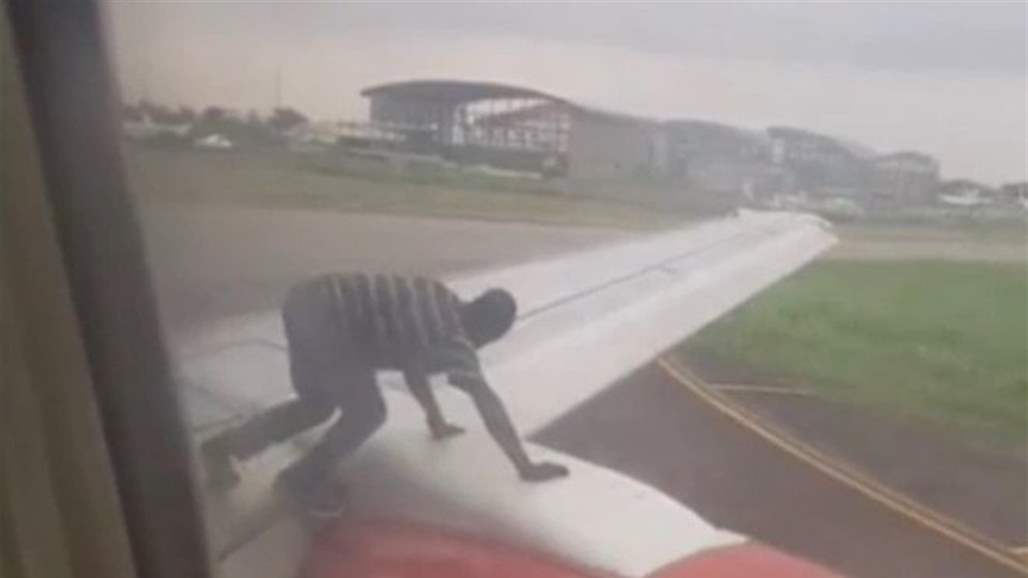 بالفيديو: يتسلق جناح طائرة أثناء إقلاعها ويضع حقيبته في المحرك!
