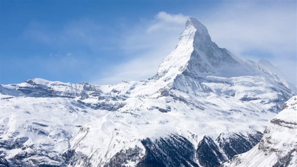 بالصورة: بحيرة في أعالي جبال الألب تثير القلق... والسبب موجات الحرّ الشديدة!