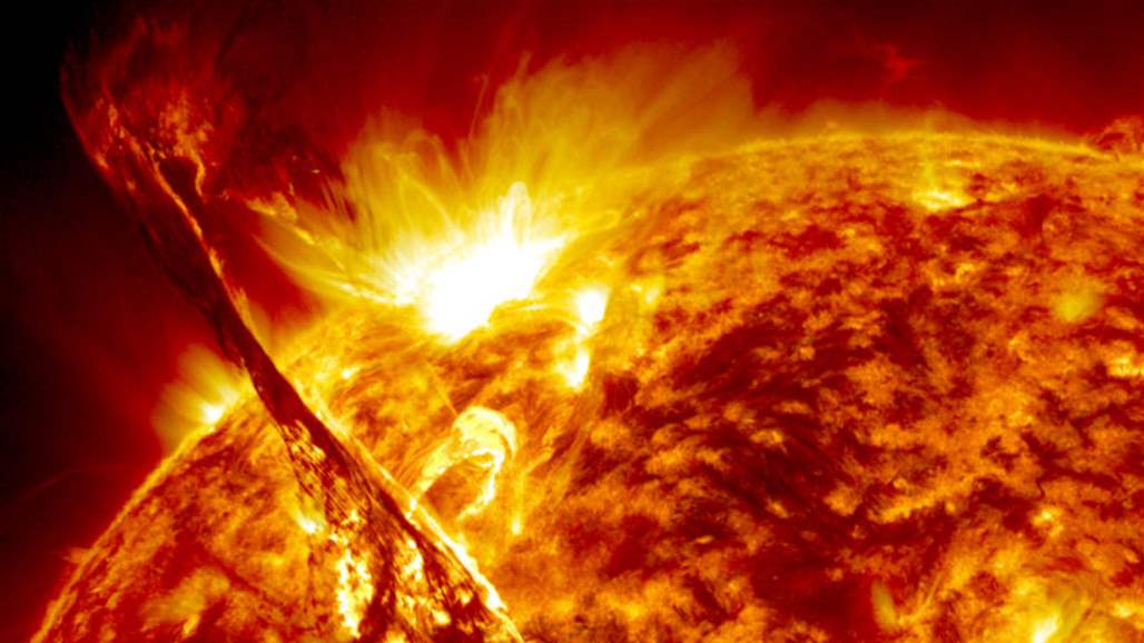 انفجار يصيب جسما غامضا وعملاقا قرب الشمس (فيديو)