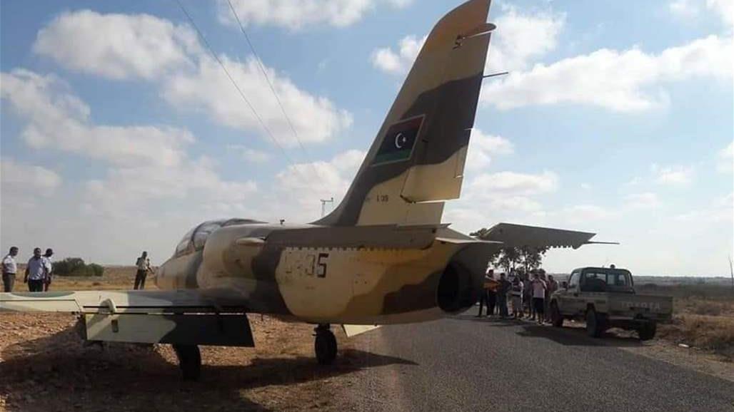 بالفيديو .. مقاتلة حربية ليبية تهبط في شارع تونسي