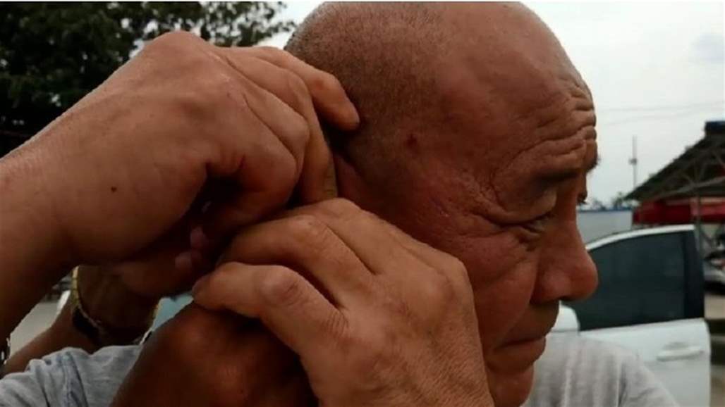 سحب سيارتين بمن فيهما...بأذنه اليمنى! (فيديو)