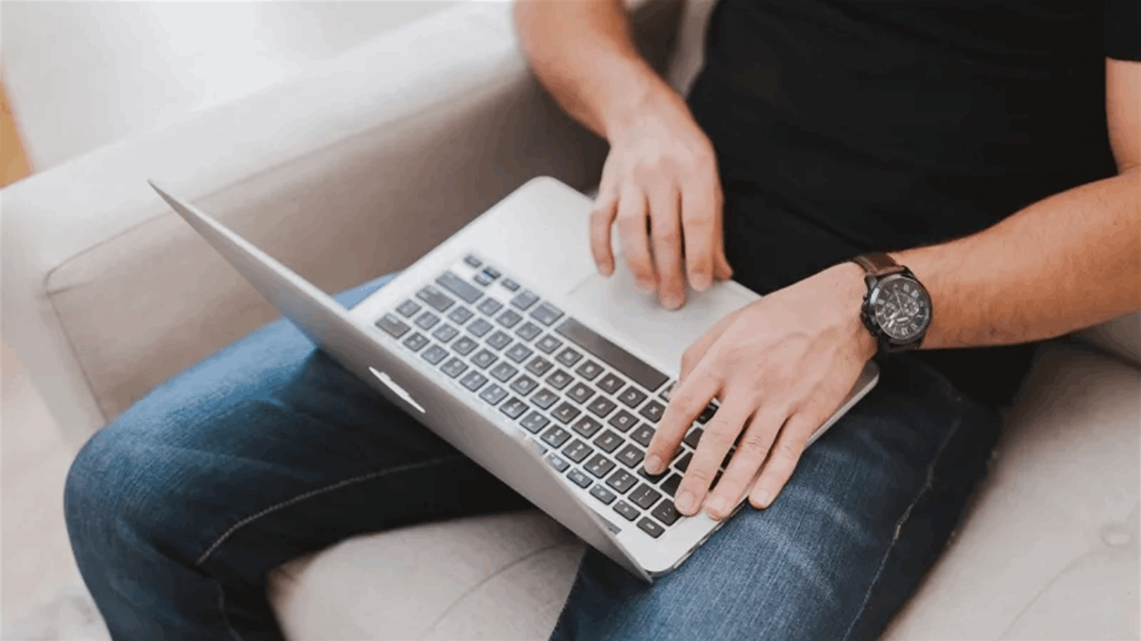 انتبه... 6 مشاكل يسببها وضع الكمبيوتر المحمول على قدميك منها الإضرار بالخصوية!