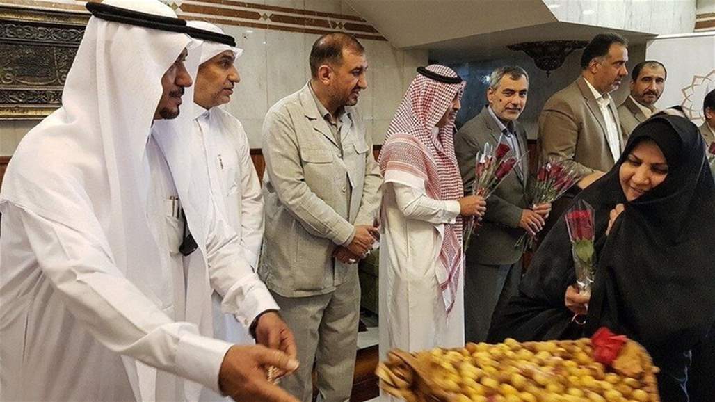سلطات الحج السعودية تستقبل حجاجاً إيرانيين بالورود والحلويات