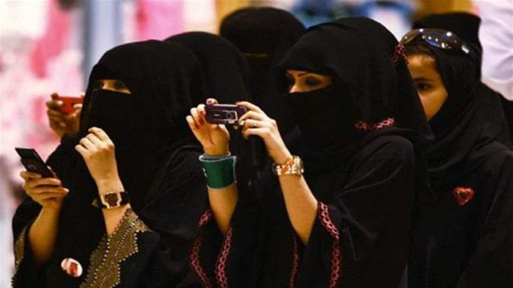 سعوديات يطالبن بـ "إسقاط العباية"