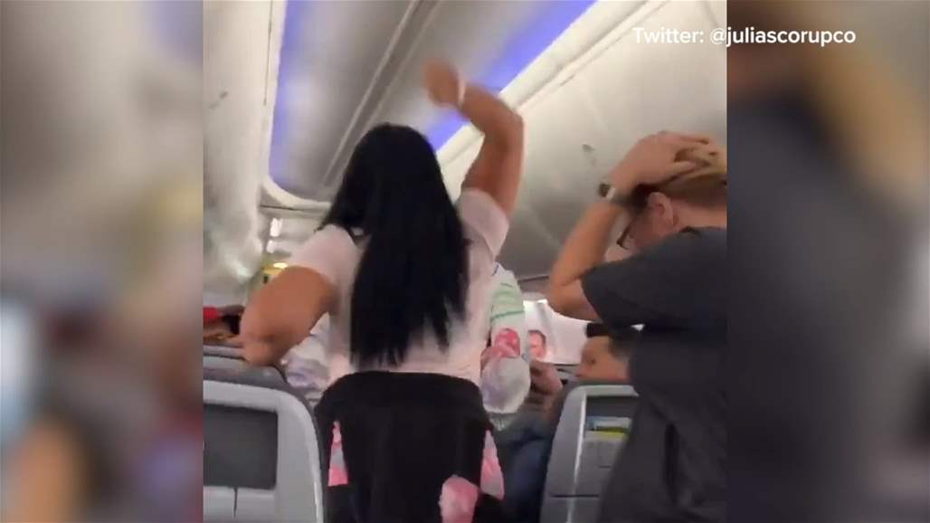 بالفيديو: راكبة تعيق إقلاع الطائرة بسبب خلافها مع زوجها!