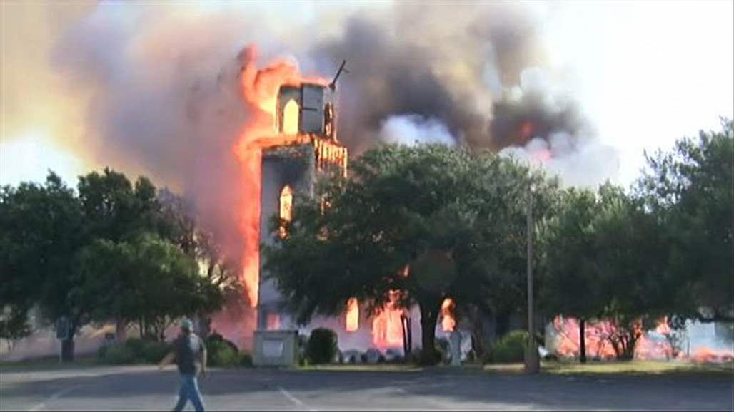 بالفيديو: دمار وحزن في تكساس بعد احتراق الكنيسة التاريخية