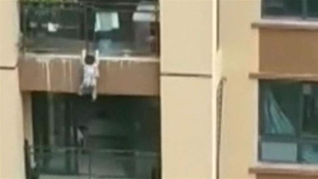 بالفيديو: طفل يسقط من الطابق السادس ويكتب له عمر جديد