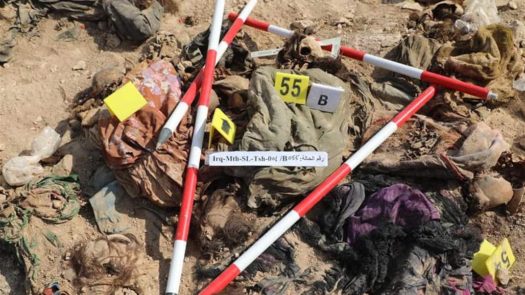 مشاهد تسببت بانهيار فريق المقابر الجماعية بصحراء السماوة "صور"