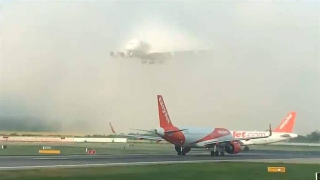 بالفيديو: أكبر طائرة ركاب بالعالم... شقّت الضباب وهبطت!