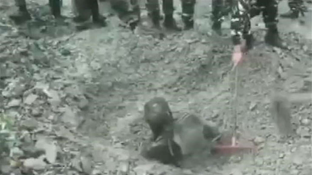 شاهد عملية إنقاذ رجل دفن حيا