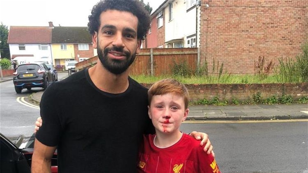 تصرف إنساني من محمد صلاح تجاه مُشجع صغير لليفربول