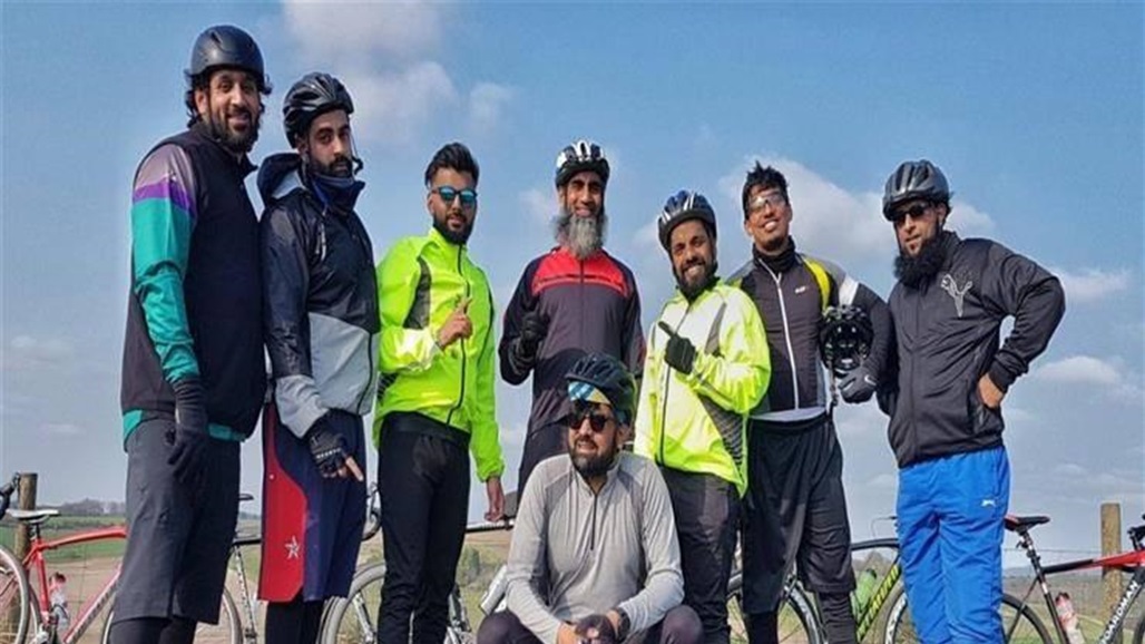 على متن دراجات.. ثمانية حجاج يقومون برحلة من لندن إلى مكة 