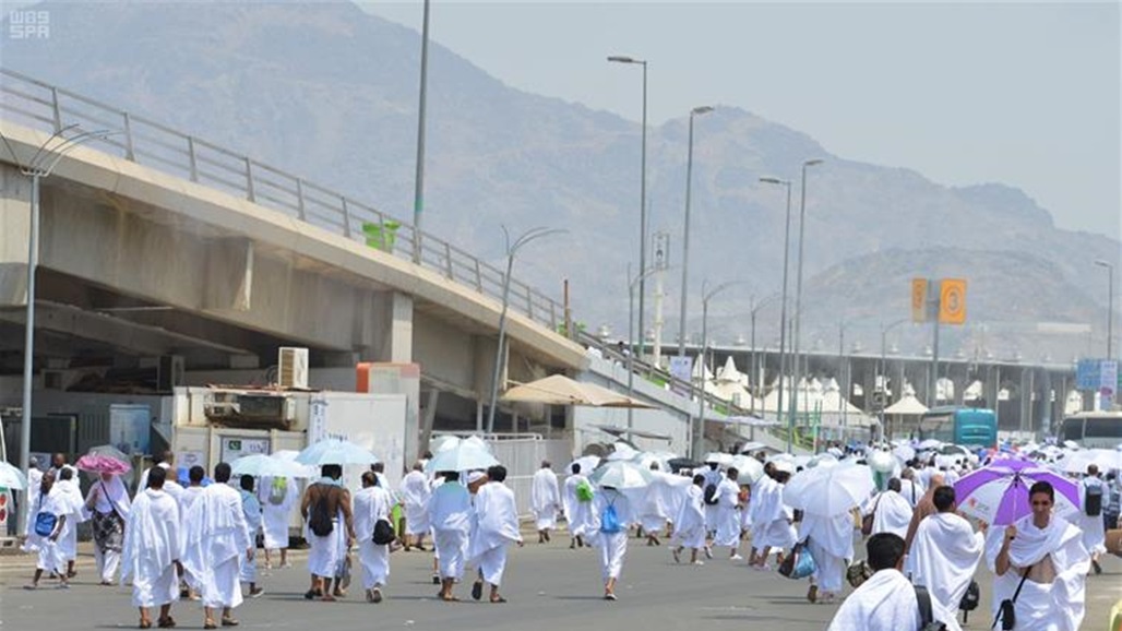 بالصورة: شبيه جورج بوش يخطف أنظار الحجاج... لن تتوقعوا الشبه!