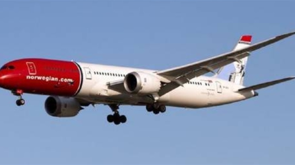 طائرة ركاب نرويجية تصطدم بسياج في مطار لندن